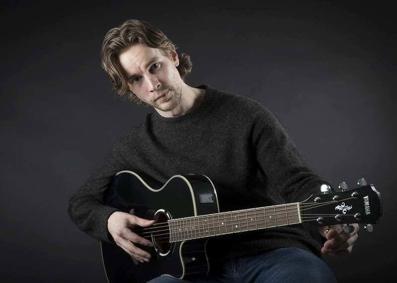 Микаэль Руохомаа в своих песнях поёт о том, как трудно не набирать очки в КХЛ. 