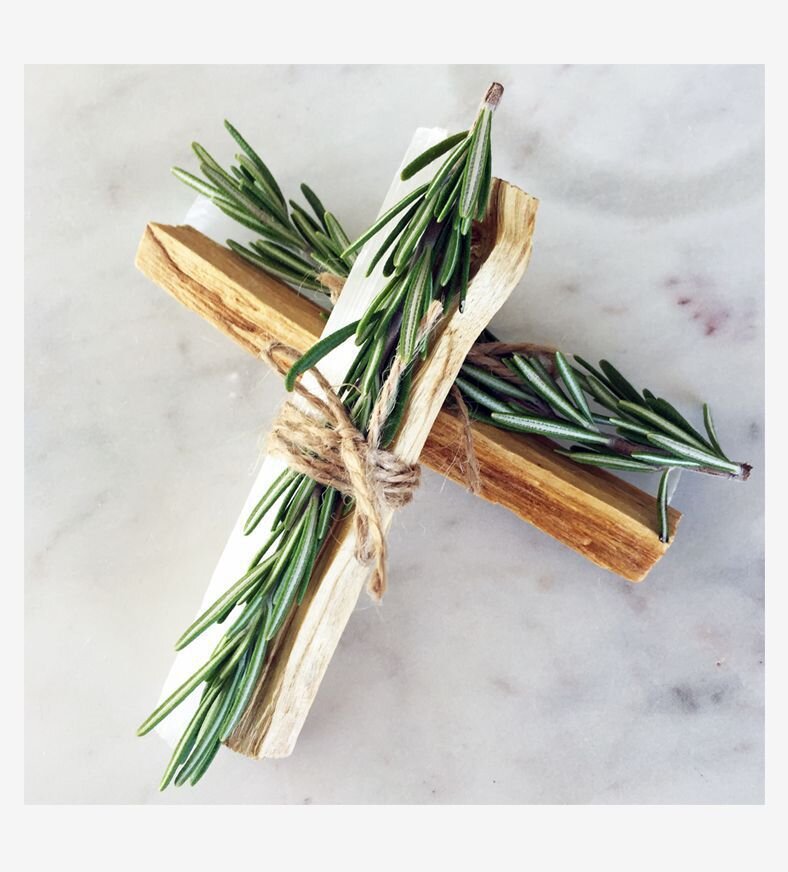 Красавец-розмарин эффективно работает с Пало Санто! Очищает пространство, убирает негатив и чужую энергию