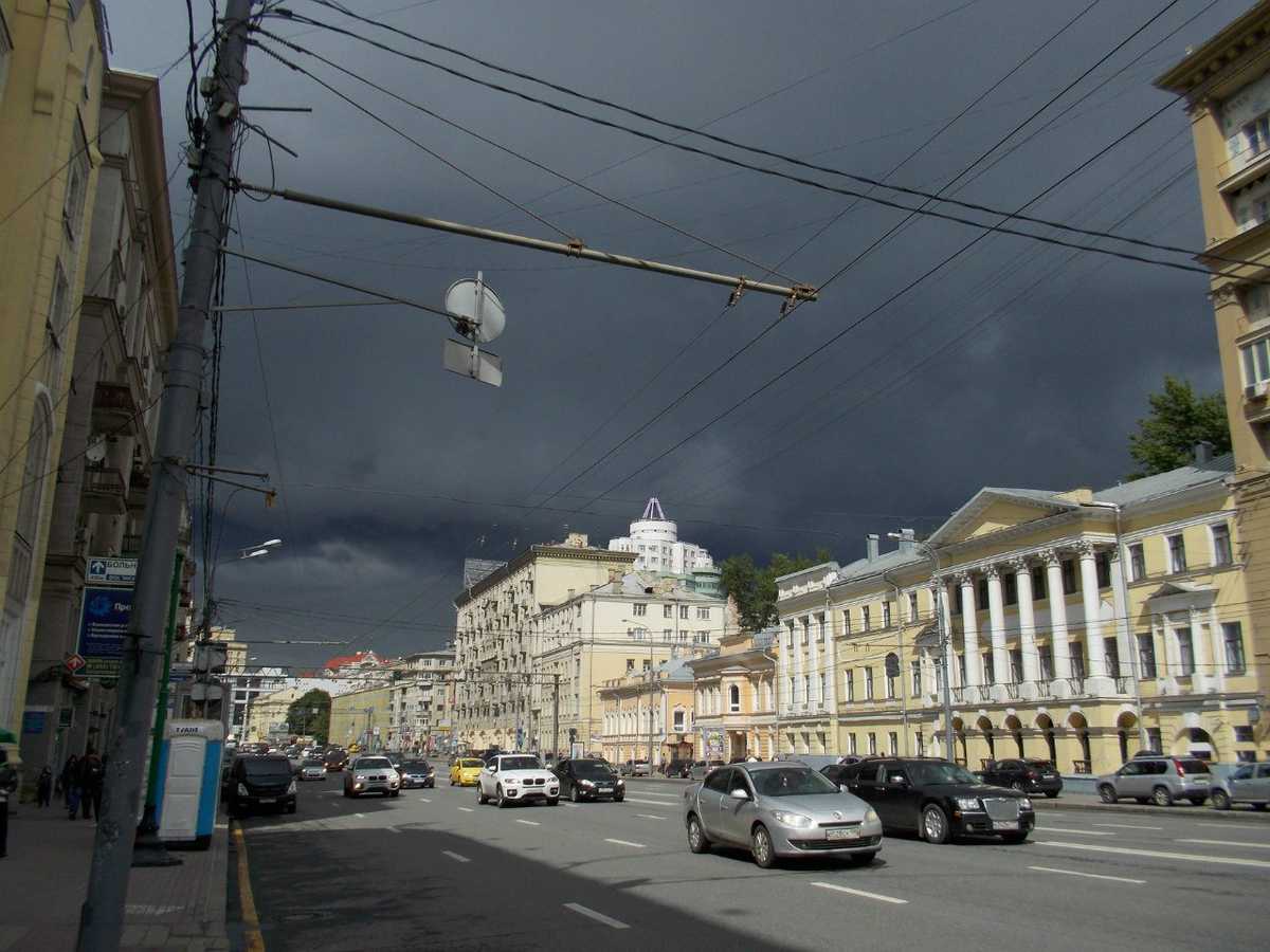Проспект Мира получил название в честь Всемирного фестиваля молодёжи и студентов 1957 года. Это не имеет прямого отношения к теме статьи, просто хочется, чтобы она начиналась с такого эффектного снимка (фото автора, 2014 г.)