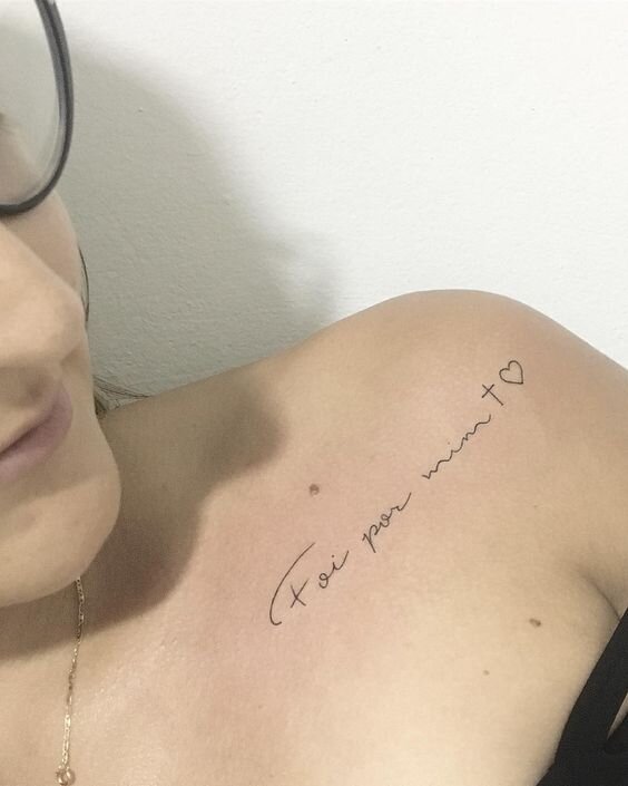 Татуировка на плече: надписи на иностранных языках