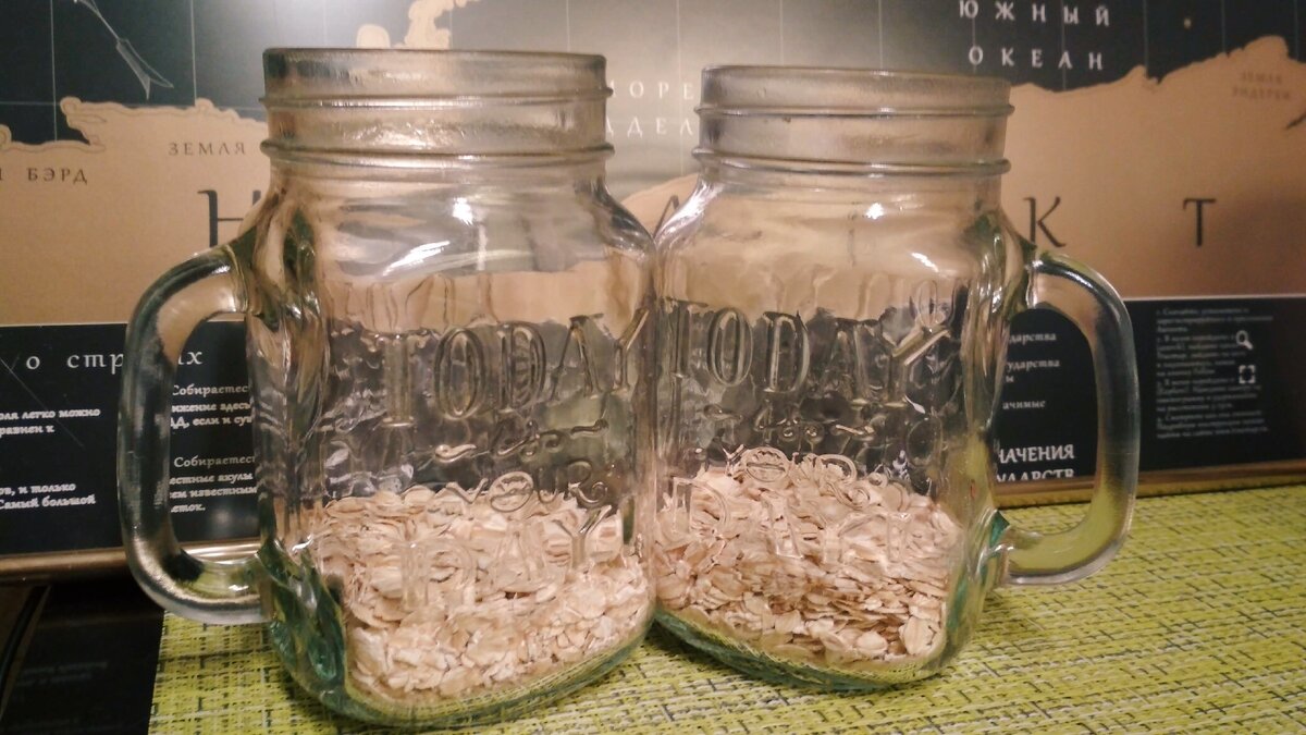 В удобную посуду насыпаем овсяные хлопья