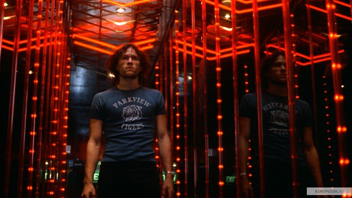 До триумфальной роли Джокера Хиту Леджеру оставалось ещё долгих девять лет, но, как говорится, выправка чувствуется уже здесь. 