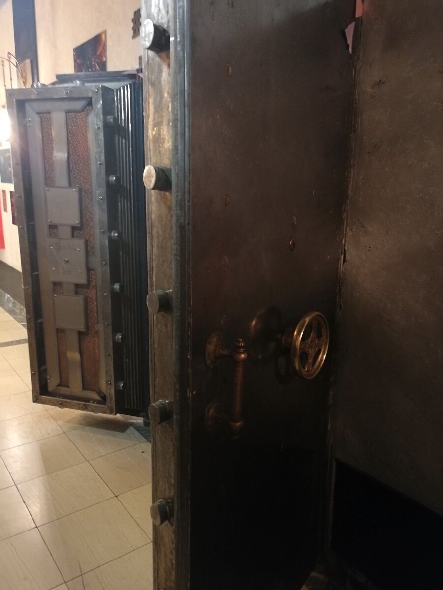 Обратите  внимание на толщину дверей при входе в музей.  Фото из личного архива