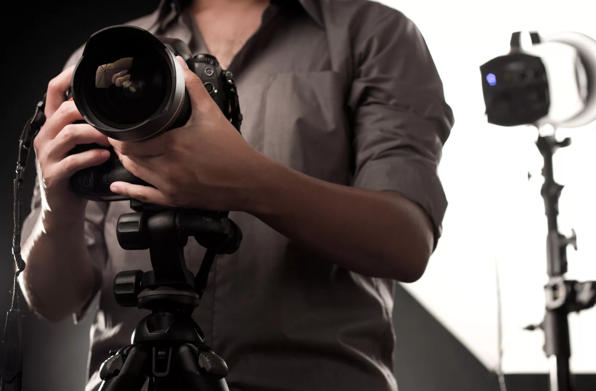 Фотограф в студии.