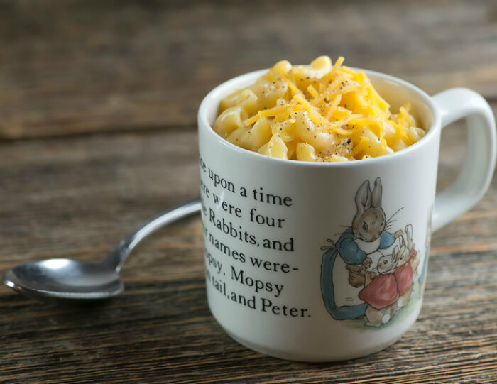 Макароны в чашке.

Если нужно срочно накормить домашних, опробуйте этот рецепт макарон в микроволновке. Процесс приготовления крайне прост и не потребует особых усилий. Возьмите большую кружку, заполните ее на треть макаронами (лучше мелкими), добавьте столько же воды и отправьте в микроволновку. Микроволновку установите на среднюю мощность и нагревайте в течении 4 минут, потом достаньте, перемешайте и разогревайте еще 2 минуты, снова перемешайте и грейте еще минуту. Пока макароны готовятся, измельчите зелень и натрите немного сыра. Достаньте кружку с почти готовым продуктом, влейте столовую ложку молока, добавьте сыр с зеленью, тщательно перемешайте и поставьте в микроволновку на 45 секунд. За это время сыр расплавится, блюдо будет готово к употреблению.