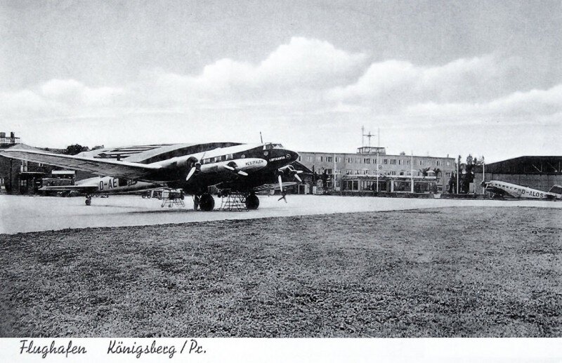 АНТ-25 на территории аэропорта Девау в 1936 году, на котором прилетели известные лётчики Валерий Чкалов, Георгий Байдуков и Александр Беляков