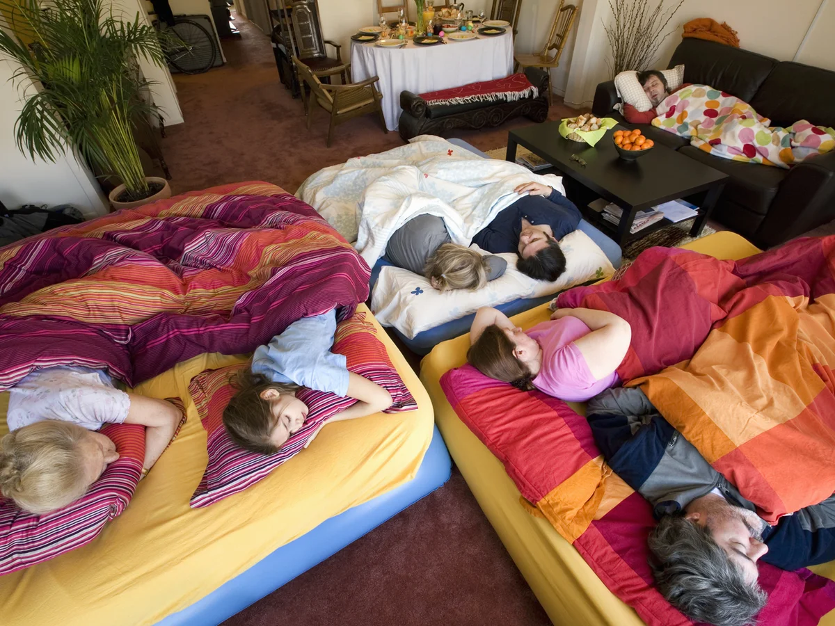 Спящие дети в детском доме. Спят на полу много людей. Много людей в квартире. Квартира со спящими людьми.