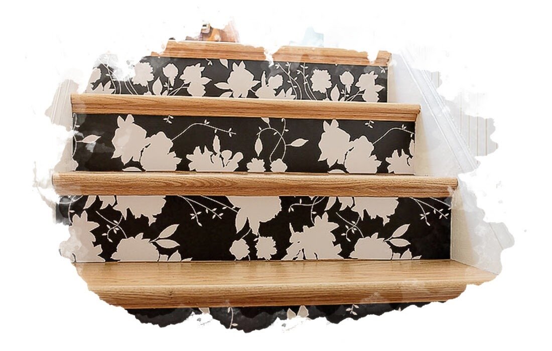 Фасад лестничного марша обклеян обоями