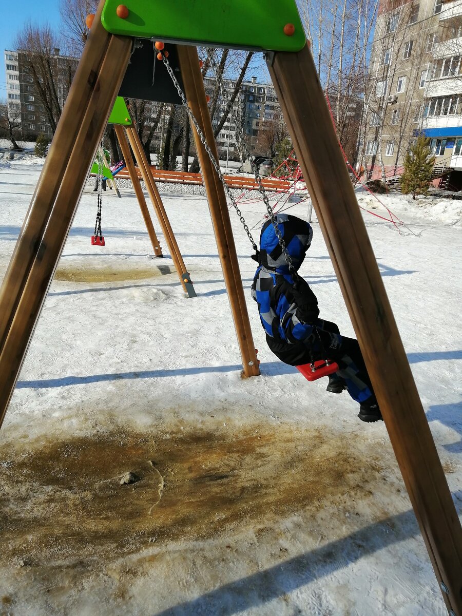 Качели на детской площадке.