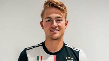 Защитник «Ювентуса » Маттейс де Лигт рассказал о том, почему он решил перейти именно в туринский клуб:

«Да, «ПСЖ» и «Барселона» тоже хотели купить меня. Но я изучил все варианты и пришел к выводу о том, что в «Ювентусе» у меня больше шансов вырасти как игрок. Они играют в другом стиле, что сделает меня более целостным игроком.

Мы часто общаемся де Йонгом. Здорово видеть, что два года назад мы играли в «Аяксе», а теперь я играю с Роналду, а Френки – с Месси».

Напомним, что де Лигт перебрался прошлым летом из «Аякса» в «Ювентус» за 60 миллионов евро.

