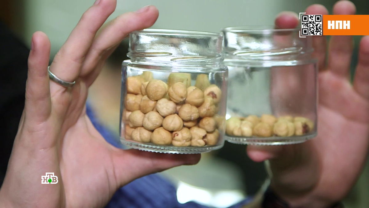 Справа — банка с обычным количеством орехов. 