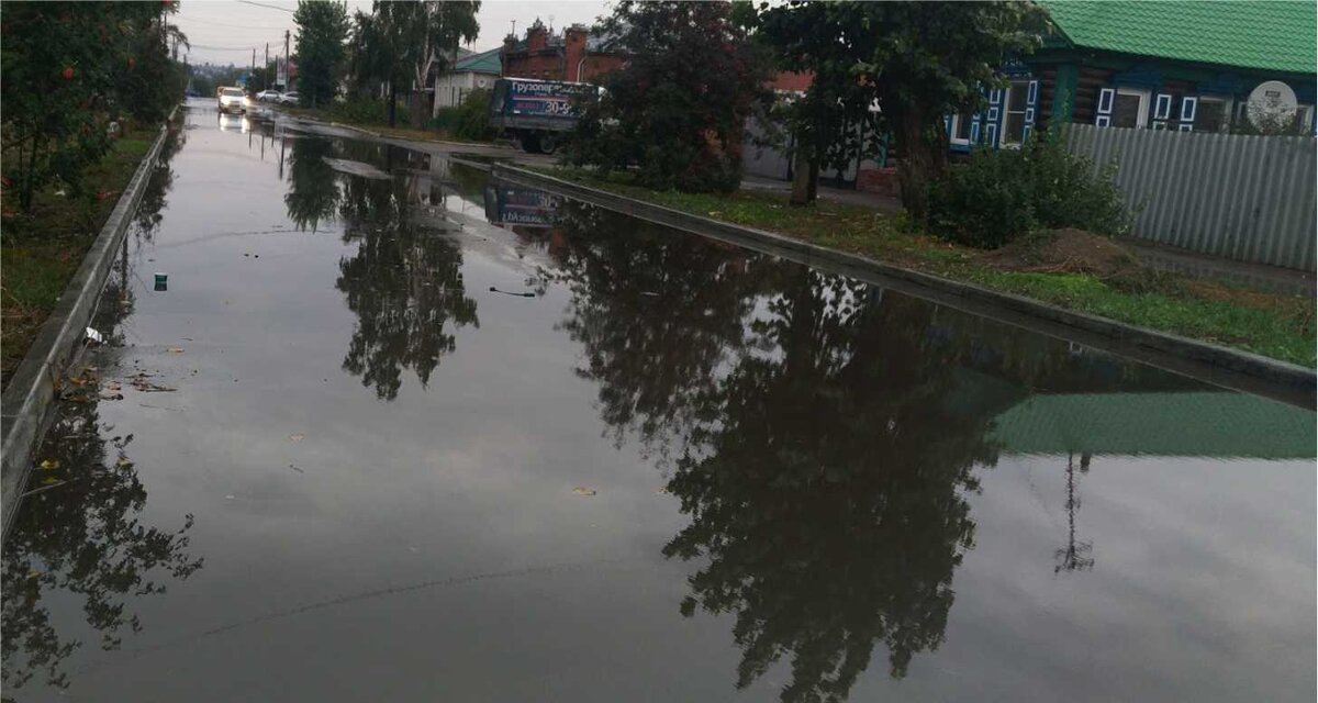 Городская дорога после дождя. Зато газоны сухие...