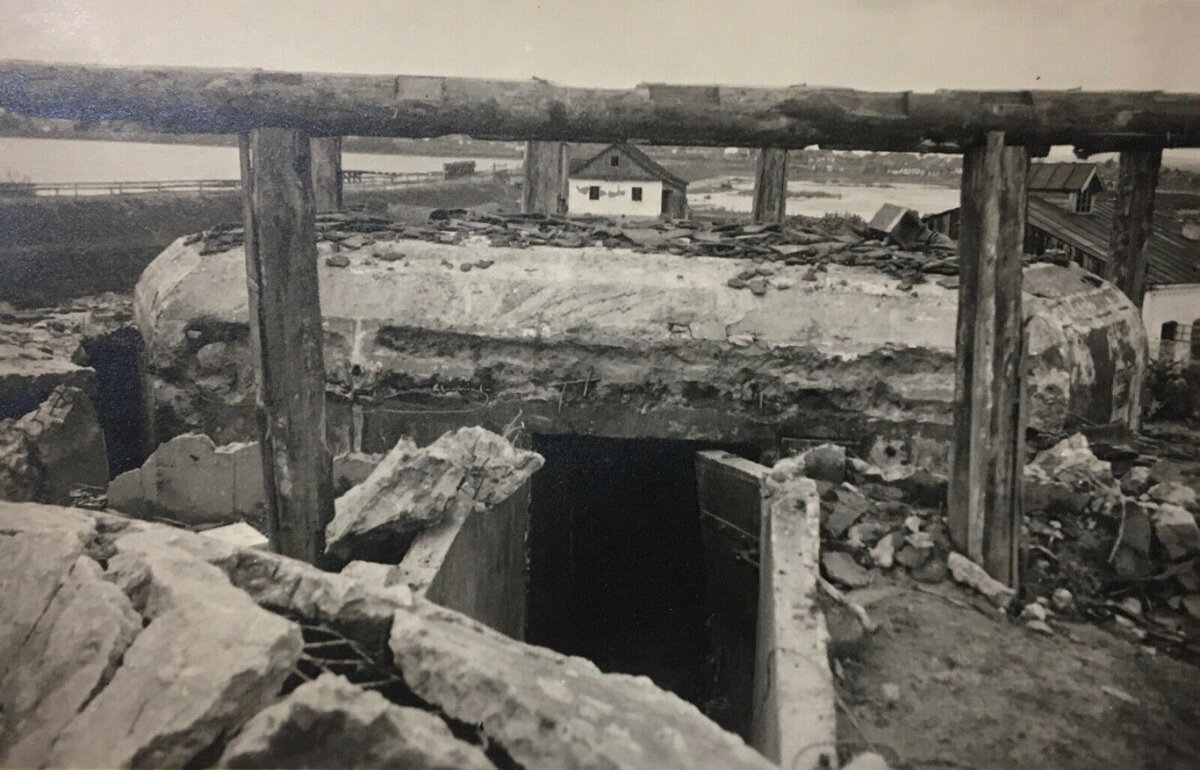 Советский ДОТ, изначально замаскированный под здание. Однако в ходе боевых действий от маскировки остался лишь каркас.