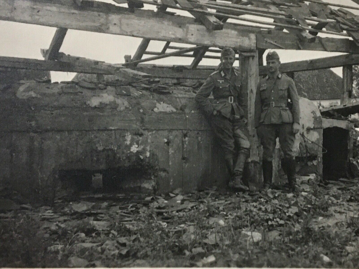 Советский ДОТ изначально замаскированный под здание. Однако в ходе боевых действий от маскировки остался лишь каркас.