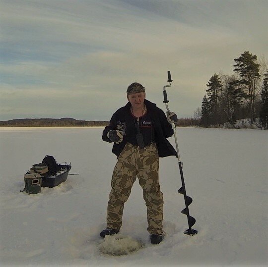 Лунка готова. Вся рыба там...
