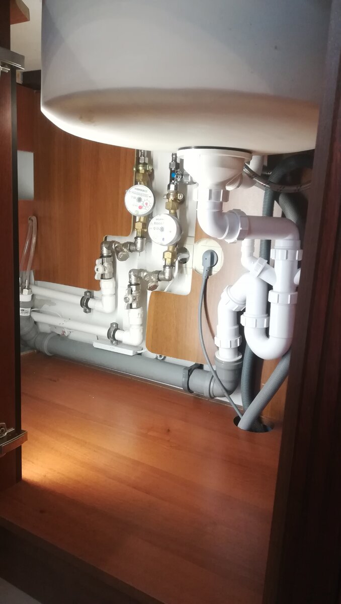 Делаем выпилы под заднюю стенку. На последнем фото галереи ИТОГОВОЕ фото. На планке стоит светильник с датчиком движения - включает свет при открывании дверцы - очень удобно ! Видно все ! и счетчики и "возможную утечку " класс !