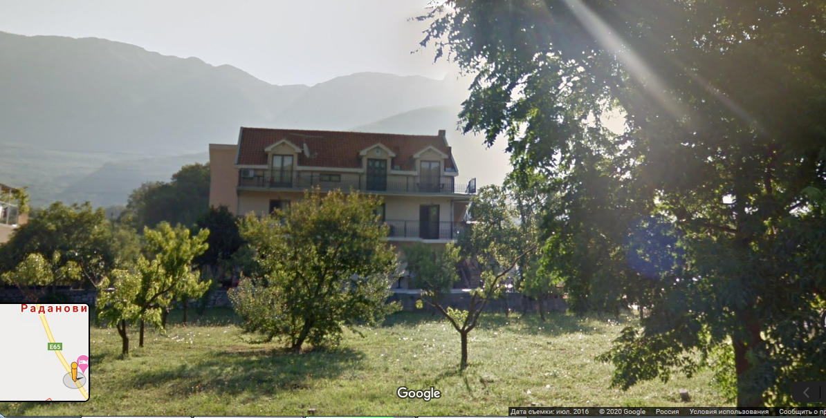 Почему-то у меня нет фотографии того отельчика, но вот так он выглядит на гугл панорамах. Источник сервис Google maps.