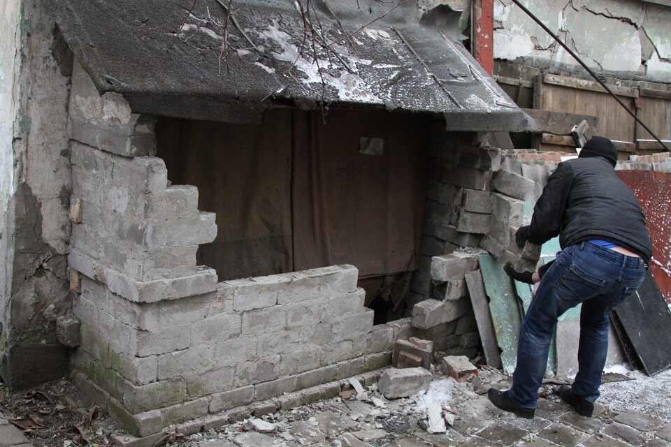 Процесс разбирания стены в самом разгаре