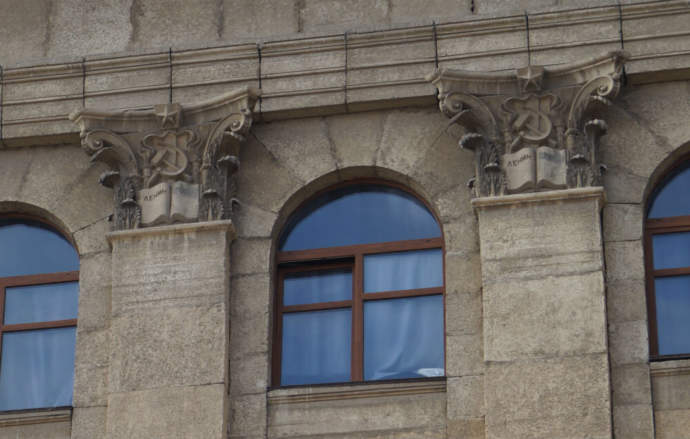 "Ленин" слева, "Сталин" справа