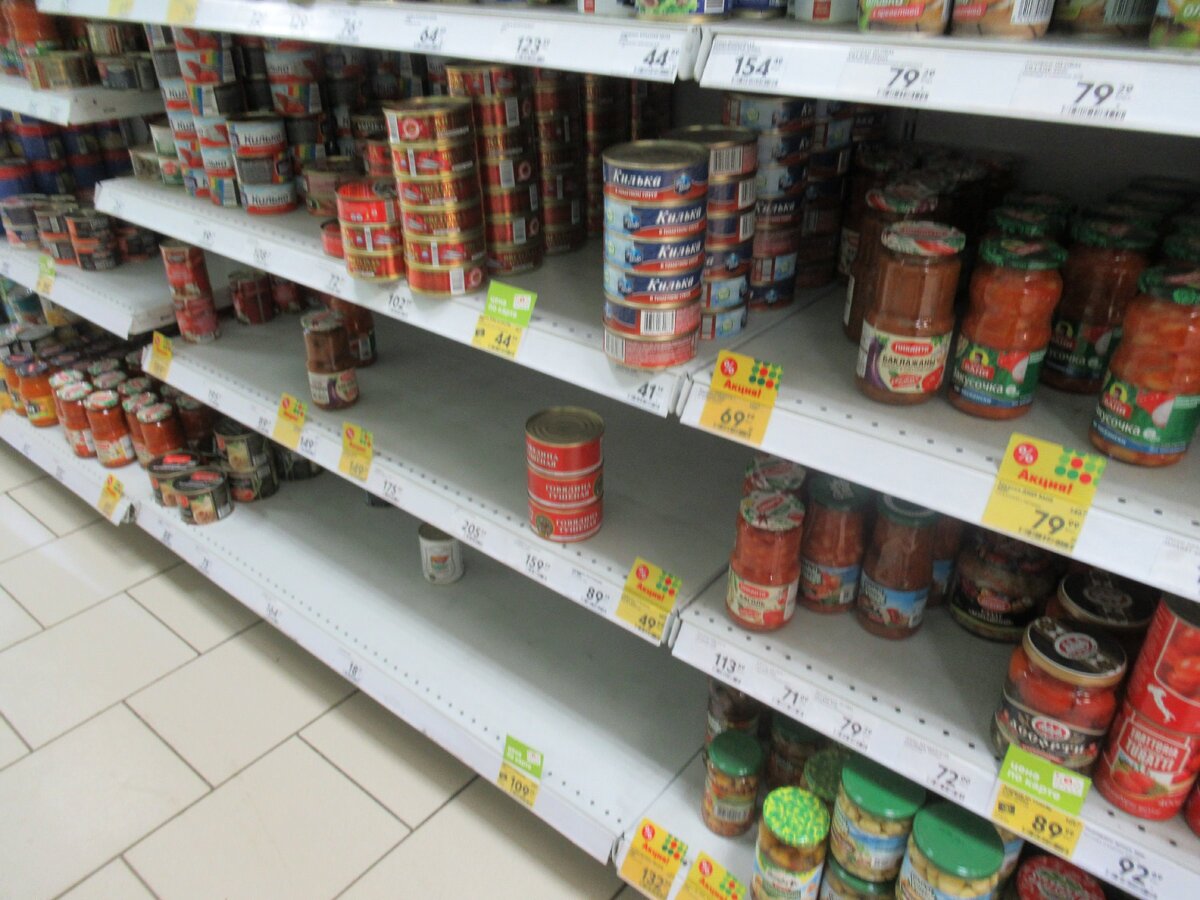 Фото отдела с консервами, тушенка разобрана практически подчистую, магазин "Пятерочка" в Туле, фото автора 17.03.2020