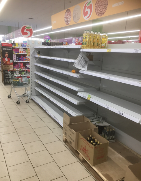 Супермаркет Пятёрочка, полки с крупой и растительным маслом.