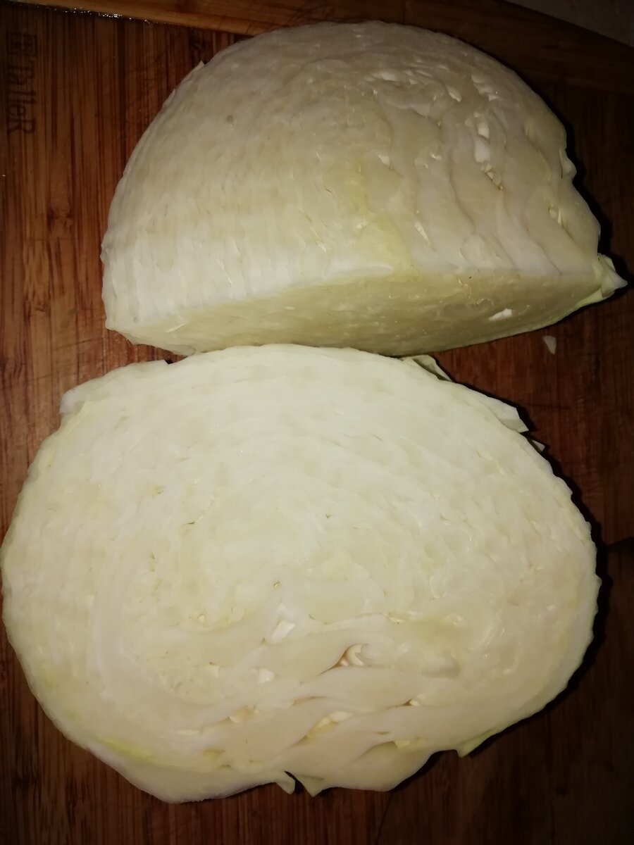 2/3 кочана капусты подготовлены к нарезке