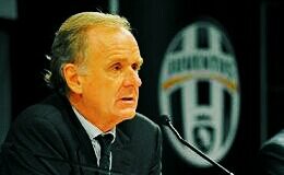 Бывший президент «Ювентуса» Джованни Коболли Джильи раскритиковал игроков команды, уехавших из Италии в разгар пандемии коронавируса.

«Сейчас легко критиковать, но со стороны я не понимаю, почему эти игроки покинули Италию.

Надеюсь, они как можно скорее вернутся. Им тяжело будет возобновить работу, потому что нужно еще будет пройти 14-дневный карантин.

В «Ювентусе» все стало сложнее, когда первым уехал Роналду. Он сказал, что уехал к матери, а теперь показывает себя загорающим у огромного бассейна.

Была сделана уступка для Роналду, потом Игуаин также поехал к своей матери, кто-то еще отправился то туда, то сюда, и ситуация ухудшилась.

Они все должны были остаться в расположении «Ювентуса», как и игроки «Интера».

Я скучаю по Джанни Аньелли, по Умберто Аньелли и по Бониперти, который держал дисциплину в клубе. Помню, как он заставлял подстригаться футболистов с длинными волосами», – сказал Коболли Джильи в эфире Radio Punto Nuovo.