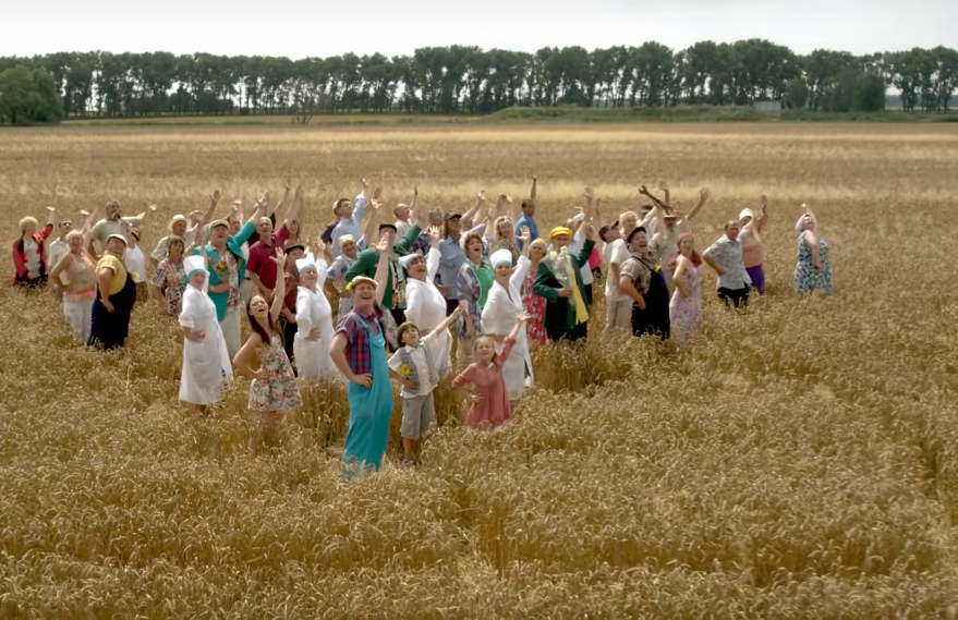   Наверное, в России и странах СНГ сейчас сложно найти сериал, который по популярности будет опережать "Сватов". Его по-прежнему крутят на телевидении, хоть новых серий уже не выходило больше 7 лет.-2