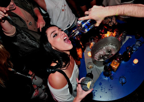 Пьянство, клубы. По барам в пьяном угаре рок. Девушки отрываются. Девушка на тусовке. По барам в пьяном угаре рок.