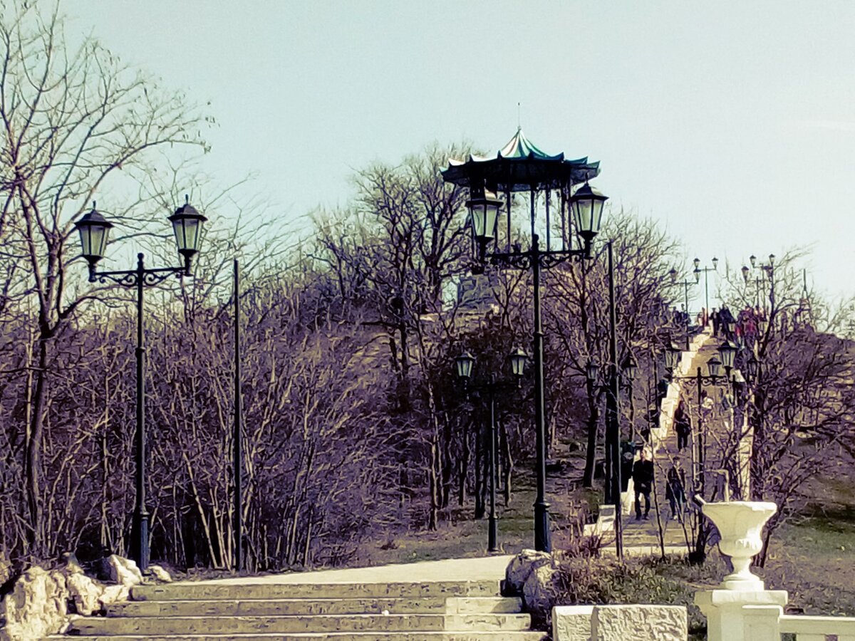 Фото автора. Поднимаемся к Китайской беседке.