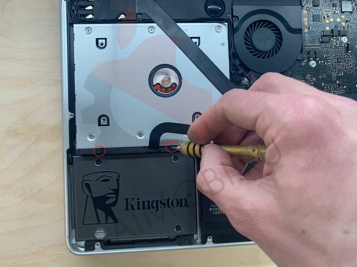 Установка ssd 10. Болтик которым прикручивается SSD. Установка SSD 158. Какими винтами прикрутить к корпусу SSD диск. C20-00 установка SSD.