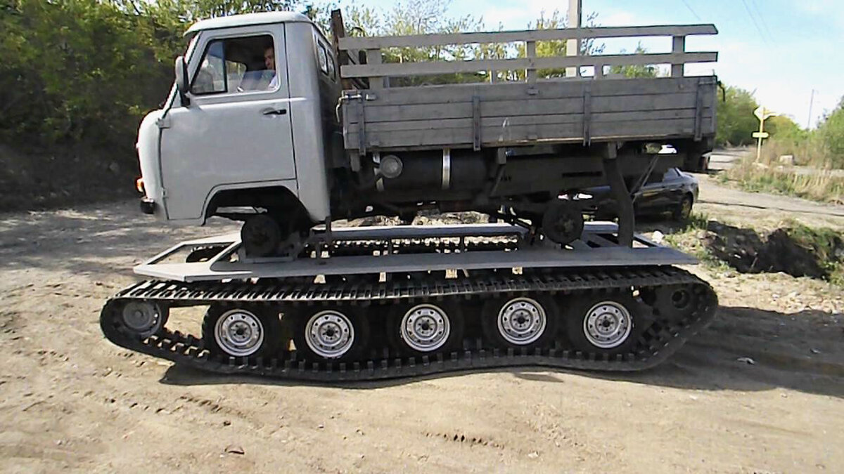 Фото: uazbuka.ru (на фото - гусеничная платформа "Егоза")