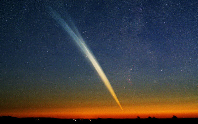 Комета в ночном небе.