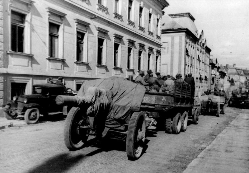 Советские артиллеристы в венгерском городе Веспрем <= http://waralbum.ru/71833/