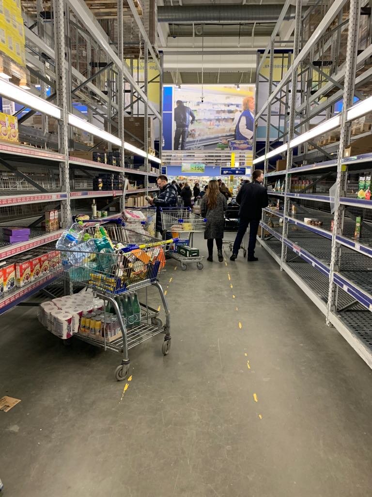 Припозднившиеся покупатели набивают тележки оставшимся после ажиотажа ассортиментом и неизменной туалетной бумагой. Фото автора.