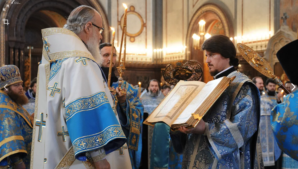 Цвета облачений священников. Священник в красном одеянии. Праздничная ряса православного священника. Облачение духовенства православной церкви. Цвета одеяния священнослужителей православной церкви.