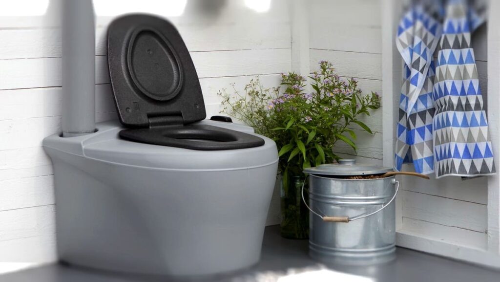 [caption id="attachment_772" align="aligncenter" width="840"] Туалет для дачи без запаха и откачки[/caption]