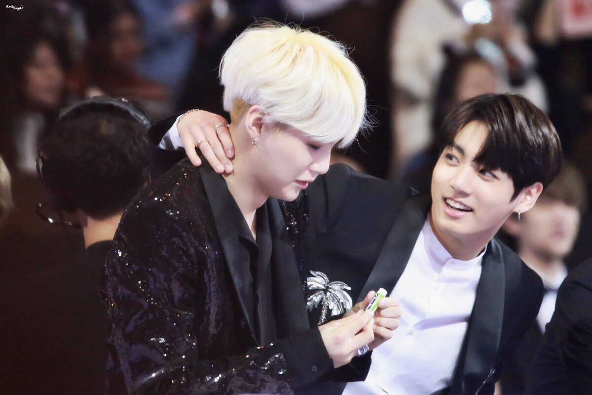 шуга друзья. шуга друзья. шуга друзья. юнги бтс. юнги и тэхен.