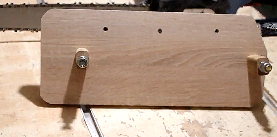 Доска с отверстиями и шпильками.