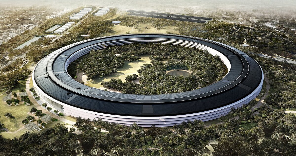 Apple долгое время была самой дорогой компанией в мире. Но из-за неудачных моделей телефонов потеряла свое первенство. Сейчас дела у корпорации пошли на лад и теперь компания Apple занимает вторую позицию по рыночной стоимости в мире. 
При этом компания продолжает занимать первую строчку в рейтинге самых дорогих брендов.
Сегодня эмблему компании наверняка узнаёт множество людей, ведь корпорация Apple стала действительно одной из самых успешных компаний с рыночной стоимостью $1 397 млрд.
Компанию основали 1 апреля 1976 года Стив Возняк, Рональд Уэйн, а также Стив Джобс. Первоначально троица занялась сборкой домашних компьютеров и выпуском собственных моделей ПК, но наибольший успех пришёлся именно на последние годы компании, когда Apple представила миру линейки своих мобильных продуктов — смартфоны iPhone и планшеты iPad.
На сегодняшний день спектр продуктов компании весьма широк – умные часы, компьютеры и ноутбуки, планшеты и смартфоны и прочее. Но главной особенность популярности “яблочных" гаджетов стало высокое качество, стильный дизайн и умнейшая маркетинговая программа Стива Джобса.
Нынче компания включает в себя тысячи представительств, фирменных магазинов и сервисных центров по всему миру, штат порядка 132 тысяч сотрудников.
Штаб квартира расположена в США, в городе Купертино, штат Калифорния.