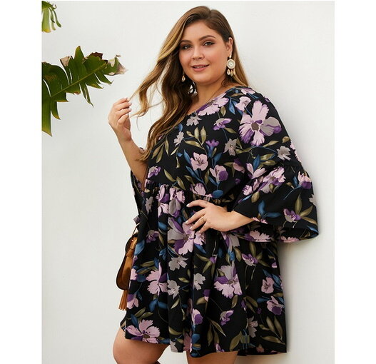 Доставка заняла менее двух недель, трекномер отслеживался, посылку получала на почте. Платье приходит в фирменном пакете, при распаковке никакого запаха не было.