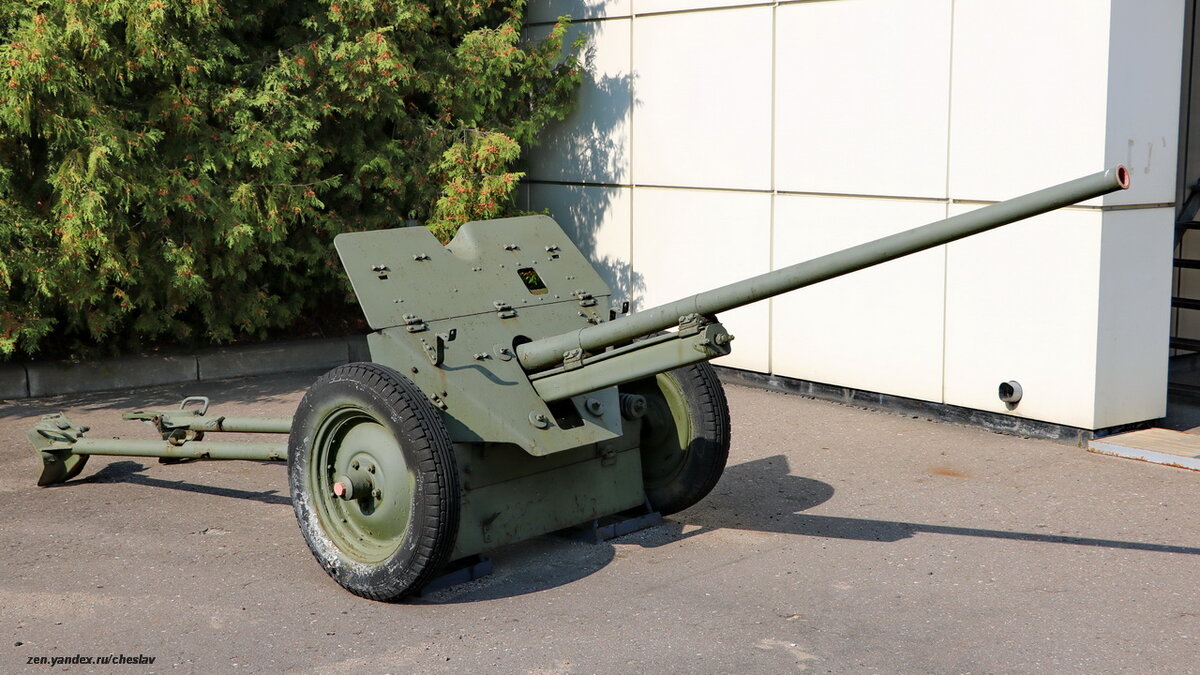 Боевая масса 600 кг; дальность 4500 м; 20-25 выстр/мин; снаряд 1,43 кг; расчет 6 чел;