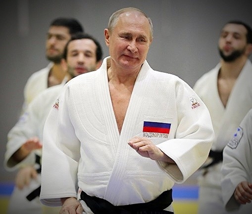 В. Путин прибегает первым