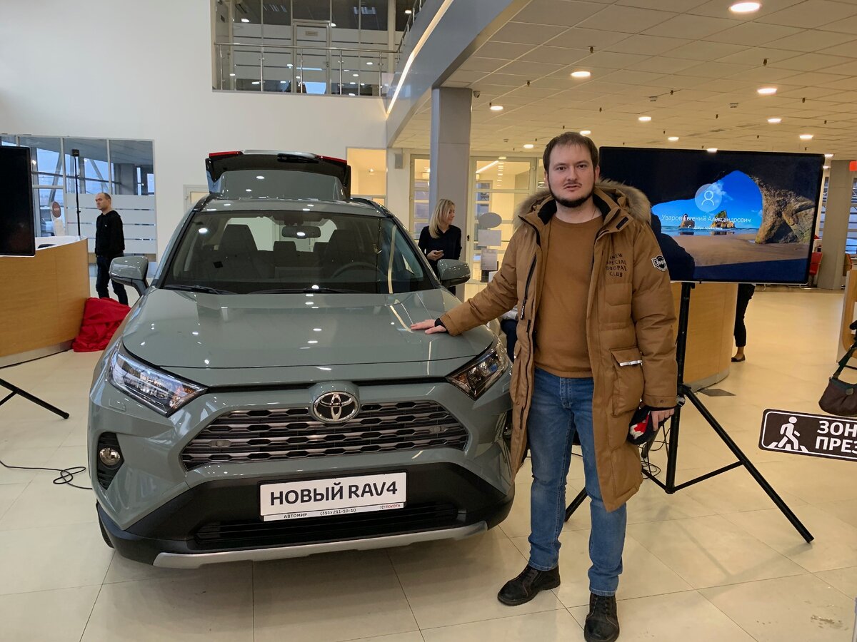 Я на премьере нового Рав 4 в прошлом году