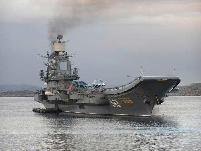 
Этот гигант с полным водоизмещением более 61 тыс. тонн служит в составе все того же Северного флота . На тяжёлом авианосце базируются самолёты Су-25 и Су-33, а также вертолёты моделей Ка-27 и Ка-29. Общее количество единиц авиакрыла более 50. Стоит сказать и о мощном ракетном вооружении: ПКРК «Гранит», ЗРАК «Кортик», ПУ ЗРК «Кинжал», имеются также глубинные бомбы «Удав».