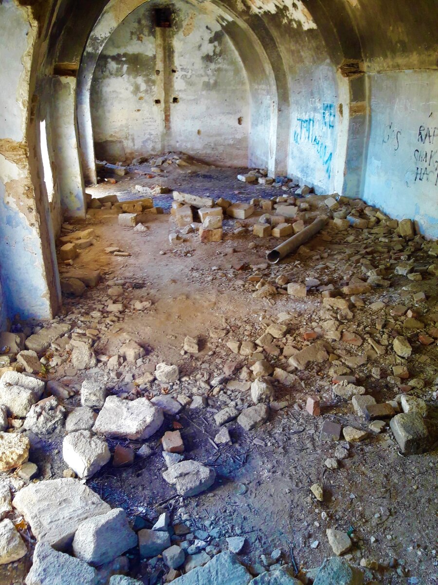 Заброшенное помещение в Керчи на территории крепости Ени-Кале, на стенах люди выбивали год, 1968, показываю
