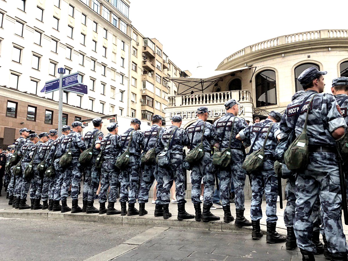 Полиция виновата в том, что проверяет наличие масок и перчаток и штрафует нарушающих режим самоизоляции – этим она нарушает закон и лишает людей разных свобод. И штрафы – сплошное беззаконие, лишают бедных людей последних денег.