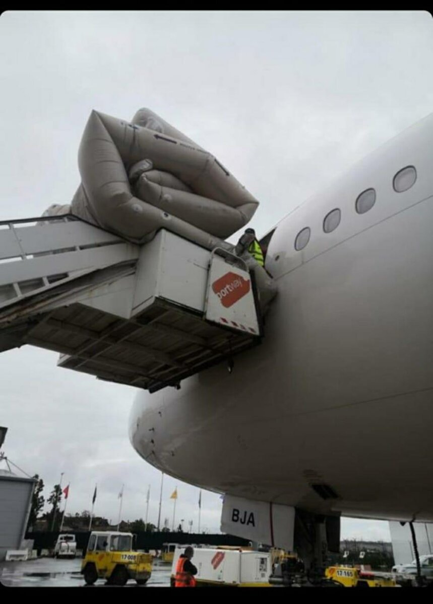 Фото из открытого источника. Несанкционированный выпуск трапа, а/к «Nord wind», Boeing-777.