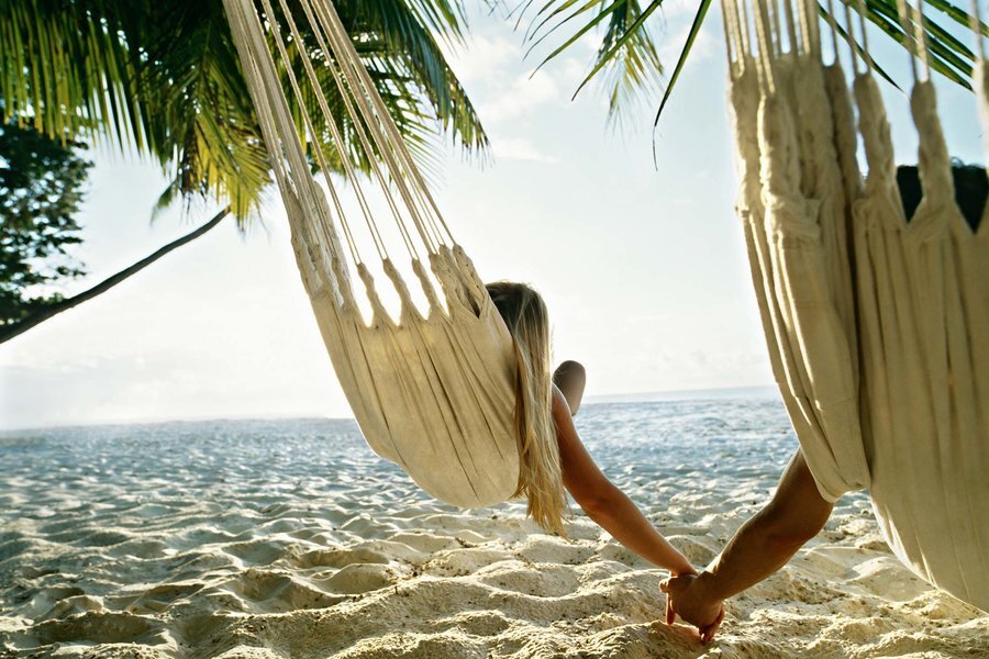Palms on love. Мужчина и женщина в гамаке. Парень с девушкой в гамаке. Девушка в гамаке на пляже. В гамаке вдвоем.