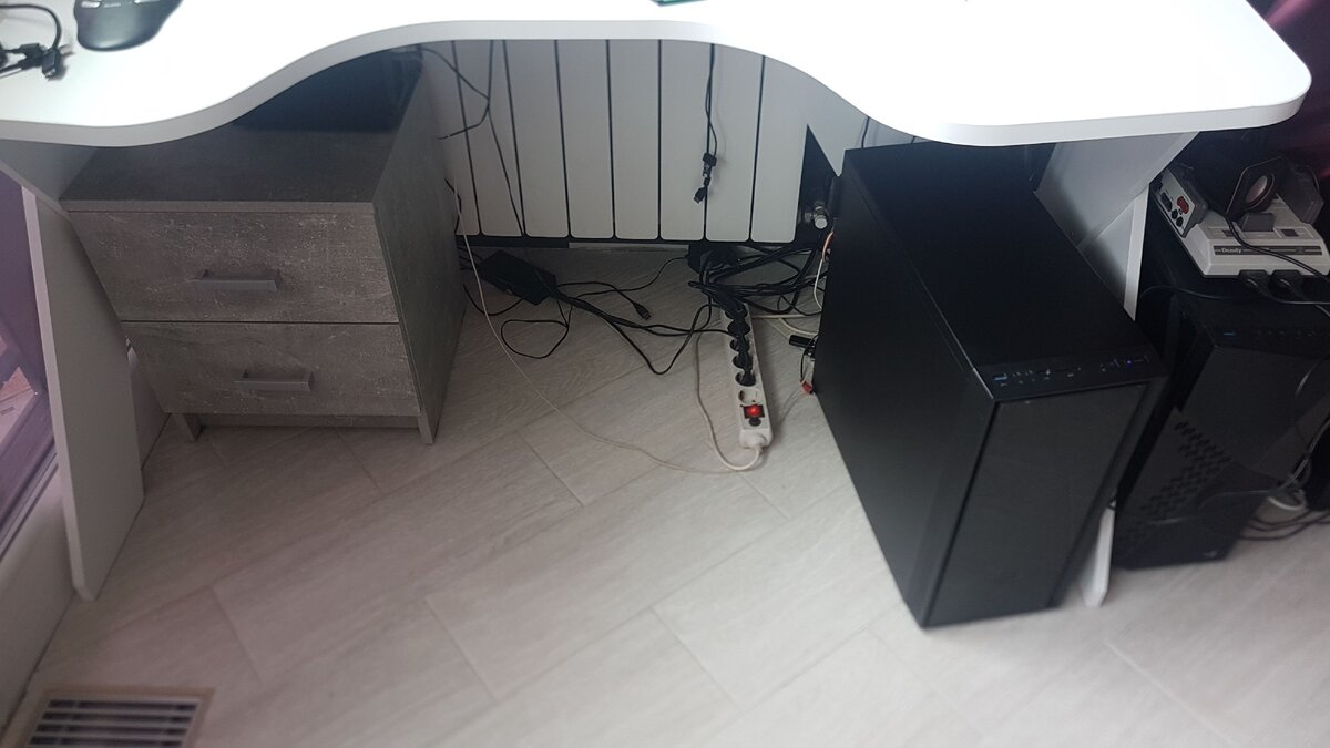 "Старый" , душный корпус. Старый, но не беЗполезный.